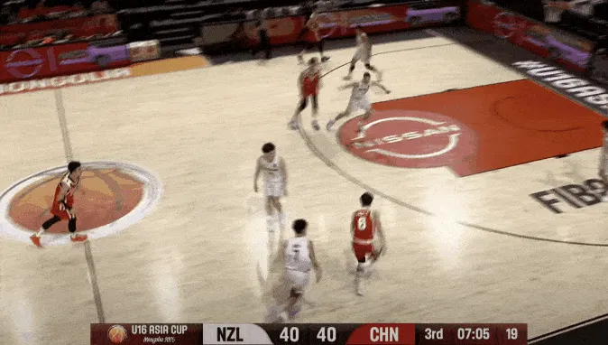 app下载-赵博新空切接球强起上篮打进，中国U16反超2分打停新西兰