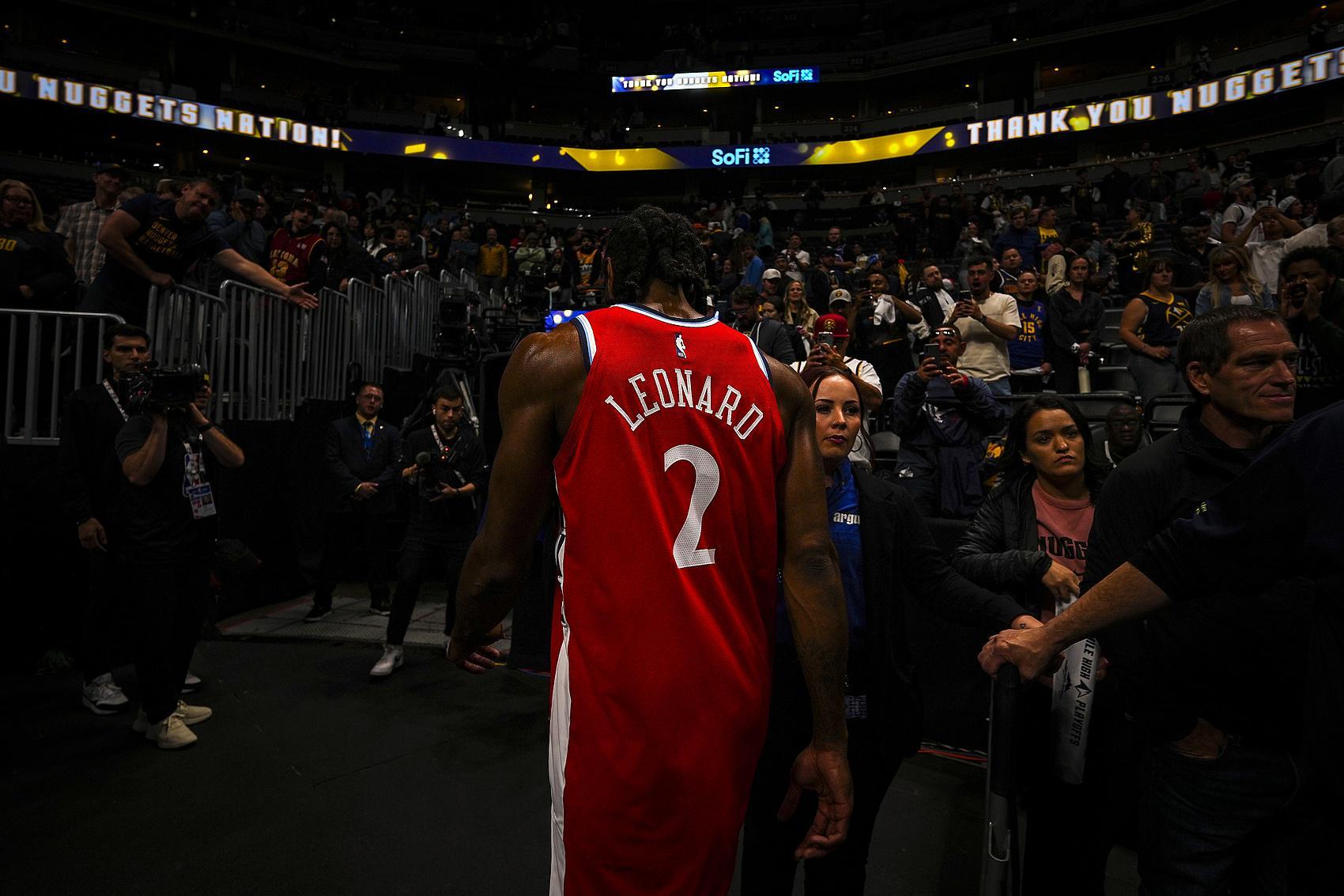 开云体育下载-TA名记:小卡21年本可与快船签短约然后追大合同 但他选择续长约