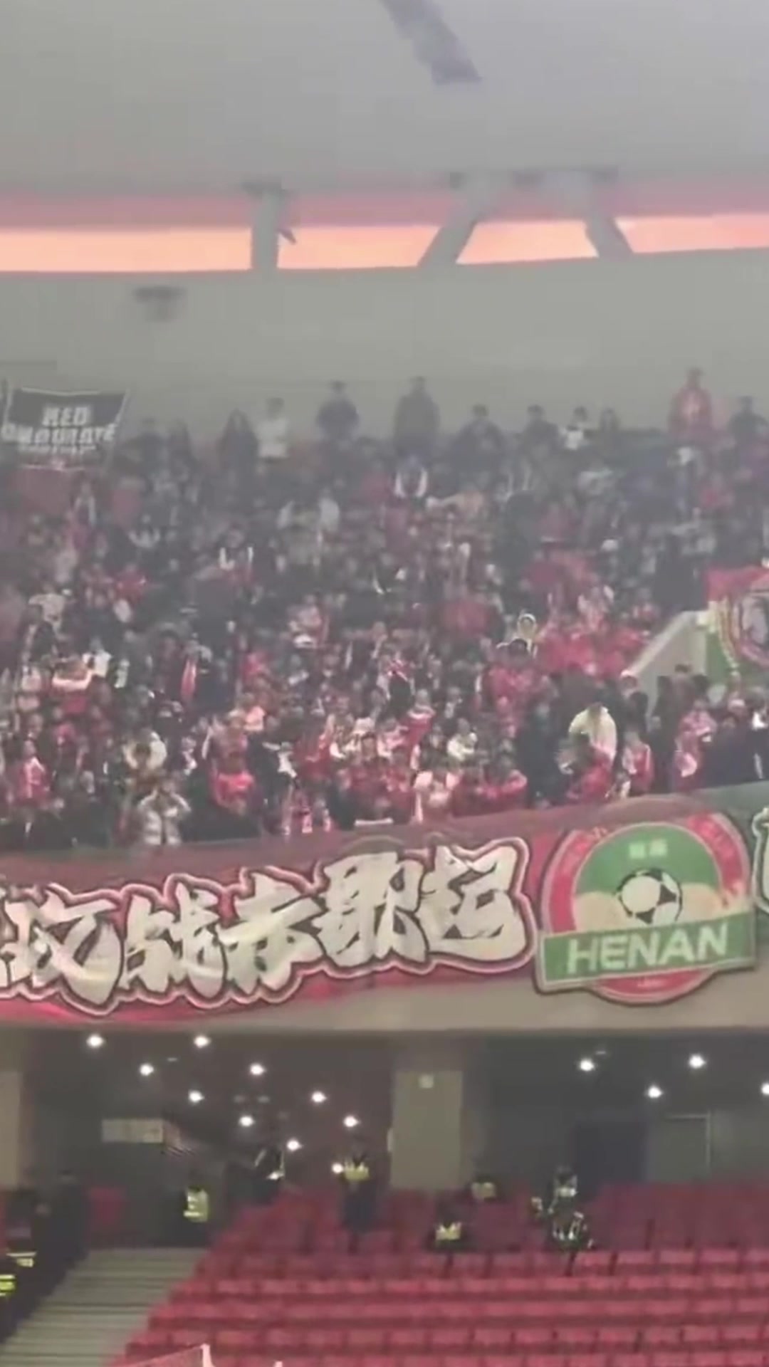 开云娱乐-历史恩怨！做客海港的河南球迷高喊：XX徐根宝