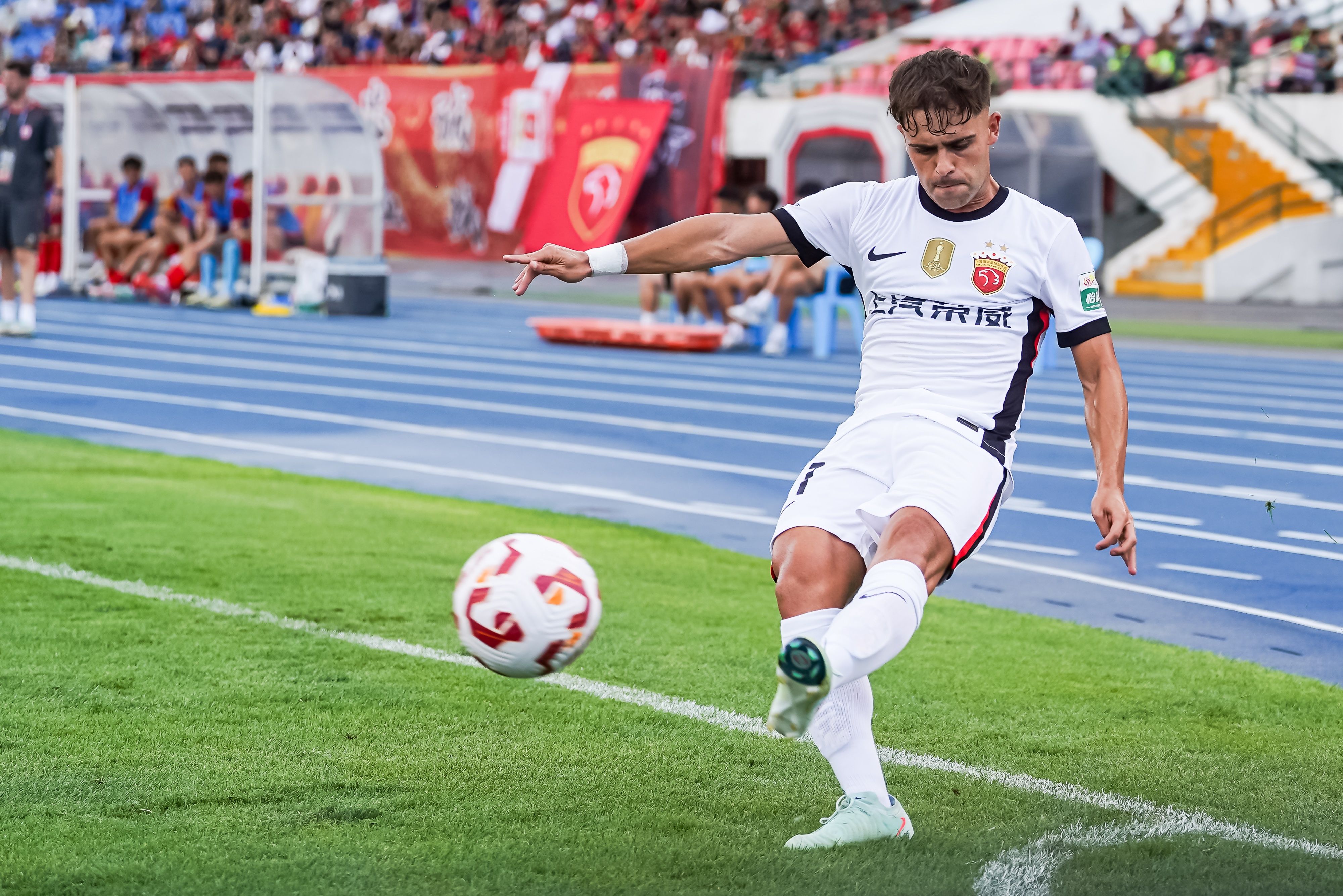 开云体育官网-记者：不明白梅伦多被换为啥有那么大争议，关键问题中场引援不行