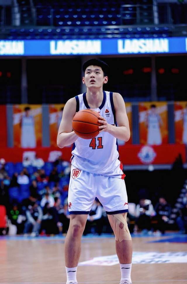 开云体育网址-生涯之夜！18岁王洪泽8中7超高效率砍22分8板4助，杜锋：再接再厉